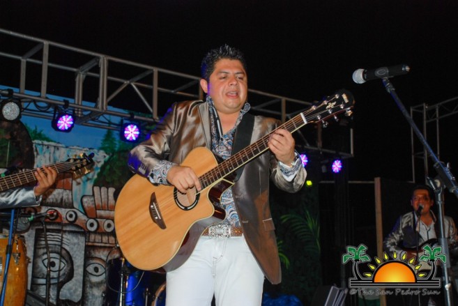 Los Yonics in Concert-7