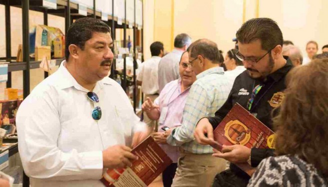 Hon. Erwin Contreras interacting with visitors to Foro de Cancun 2015