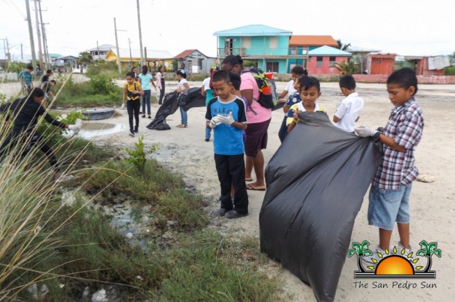 Holy Cross Join Friday Cleanup San Pedro Trash-3