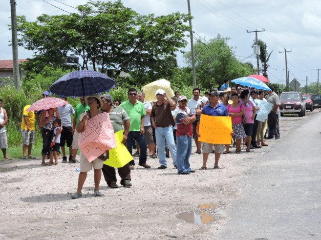 32 Cane Farmers Protesting