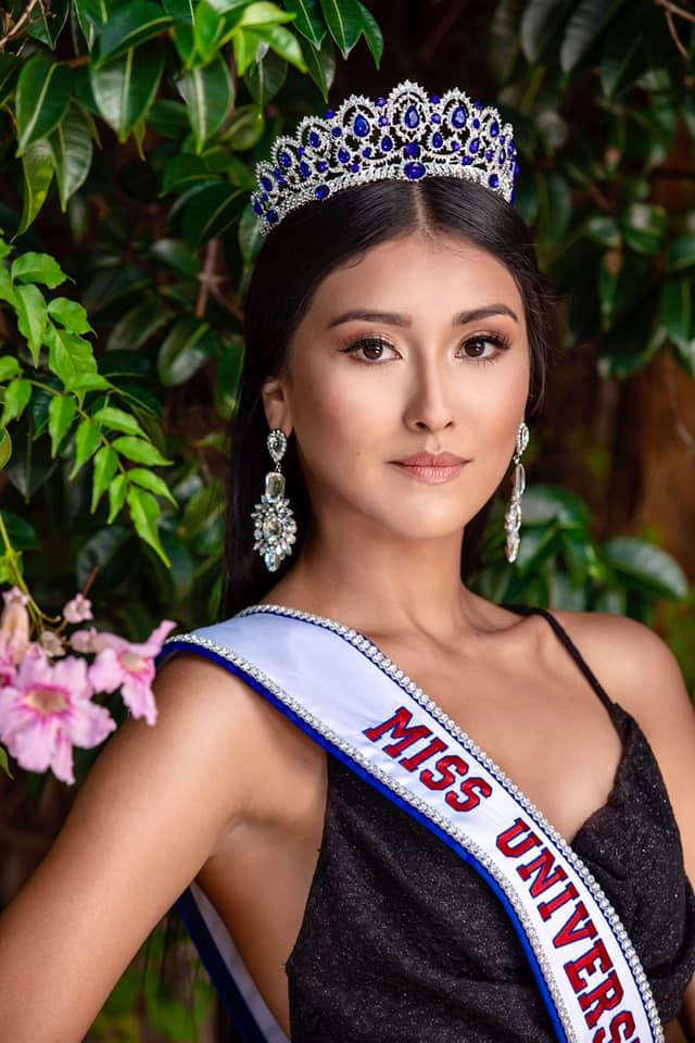 San Pedrana Iris Salguero hands over the crown to the New Miss Universe